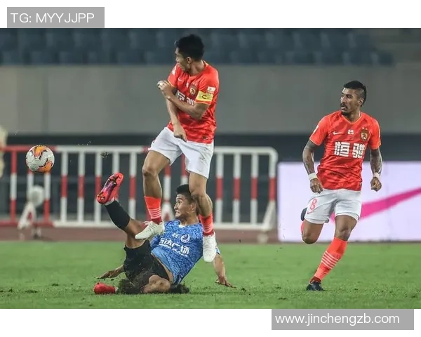 广州恒大淘宝迎战大连队全力争胜力争中超联赛冠军荣耀